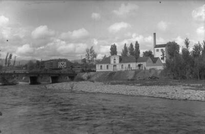 Río Boeza, con el puente y la fábrica de alcohol