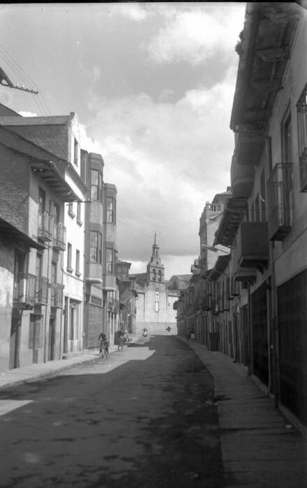 Bembibre - Vista de una calle, con la iglesia de San Pedro al fondo